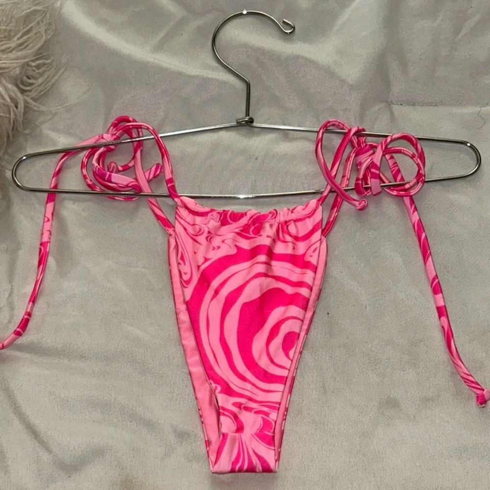 Frankies Bikinis dive into